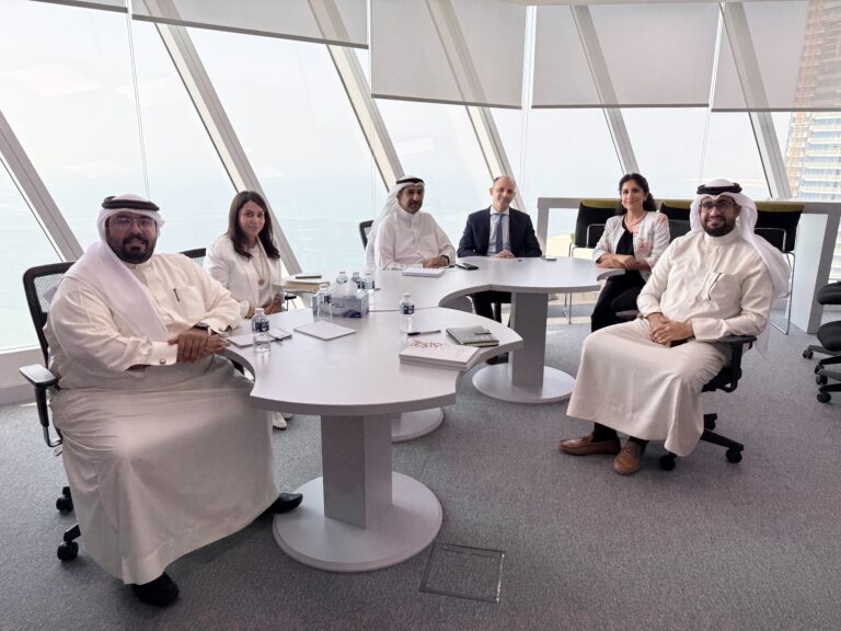البحرينية للحوار تبحث سبل التعاون المشترك مع معهد الإدارة العامة