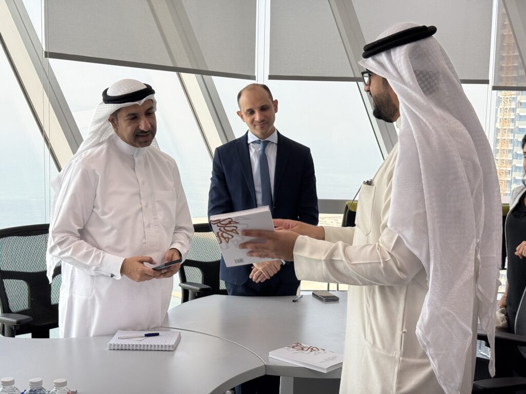 IMG 0644 - البحرينية للحوار تبحث سبل التعاون المشترك مع معهد الإدارة العامة 5