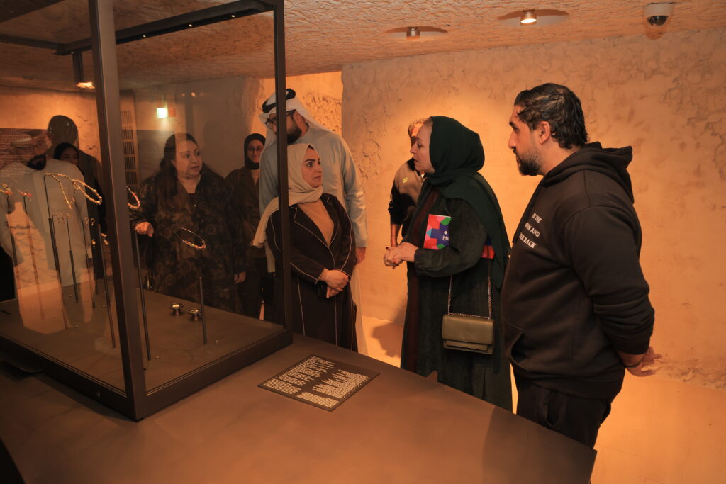 SMM 9866 - البحرينية للحوار تنظم جولة للأعضاء في ليالي المحرق 9