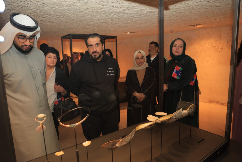 SMM 9870 - البحرينية للحوار تنظم جولة للأعضاء في ليالي المحرق 5