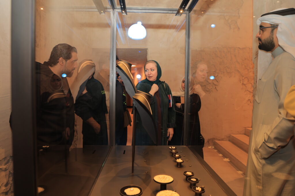 SMM 9874 1 - البحرينية للحوار تنظم جولة للأعضاء في ليالي المحرق 15