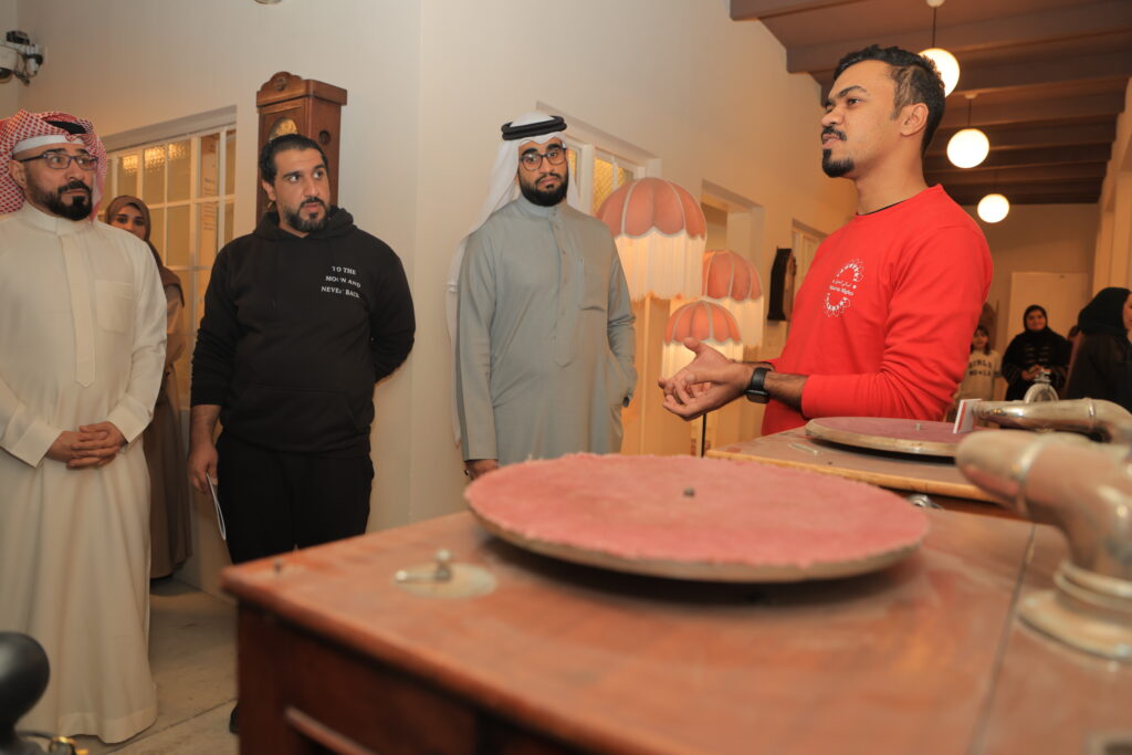 SMM 9889 1 - البحرينية للحوار تنظم جولة للأعضاء في ليالي المحرق 25