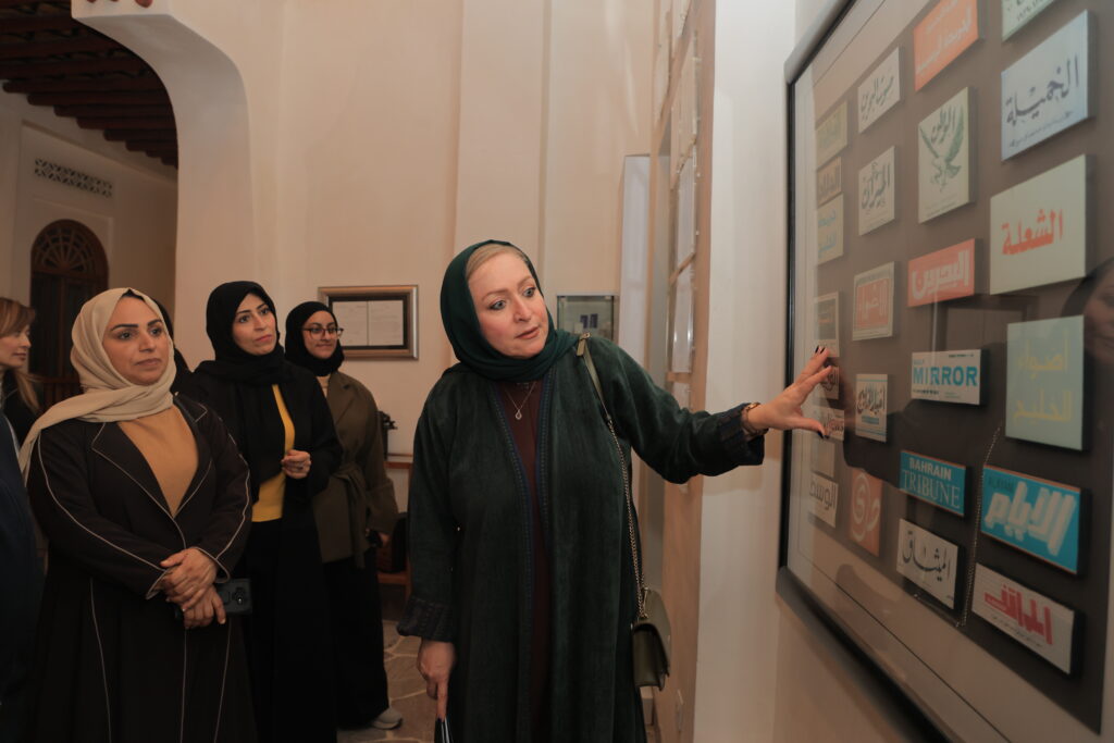 SMM 9914 - البحرينية للحوار تنظم جولة للأعضاء في ليالي المحرق 33