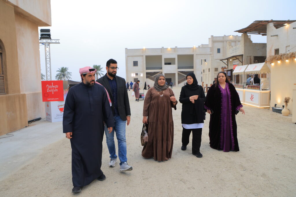 البحرينية للحوار تنظم جولة للأعضاء في "القرية التراثية" 22 SMM 9965 - البحرينية للحوار تنظم جولة للأعضاء في "القرية التراثية" 21