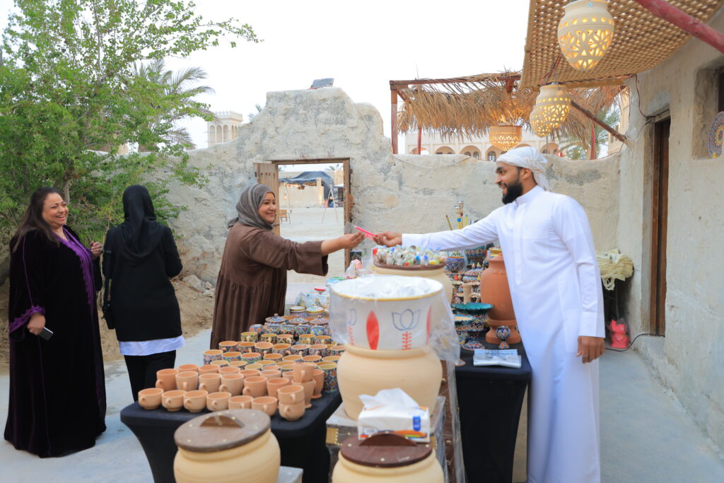 البحرينية للحوار تنظم جولة للأعضاء في "القرية التراثية" 24 SMM 9992 - البحرينية للحوار تنظم جولة للأعضاء في "القرية التراثية" 23