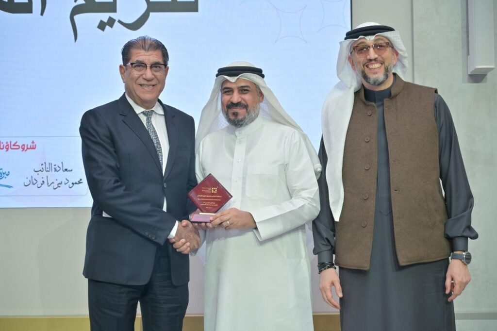 «البحرينية للحوار» تعلن دعم أربع مبادرات حوار مجتمعي تصدّرت سوق الأفكار 4 14 تكريم المساهمين النائب محمود فردان - «البحرينية للحوار» تعلن دعم أربع مبادرات حوار مجتمعي تصدّرت سوق الأفكار 4 13