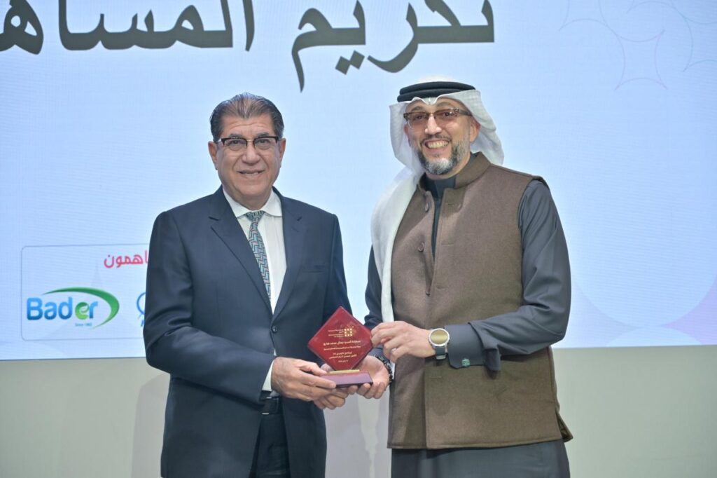 «البحرينية للحوار» تعلن دعم أربع مبادرات حوار مجتمعي تصدّرت سوق الأفكار 4 16 تكريم المساهمين جمال فخرو - «البحرينية للحوار» تعلن دعم أربع مبادرات حوار مجتمعي تصدّرت سوق الأفكار 4 15